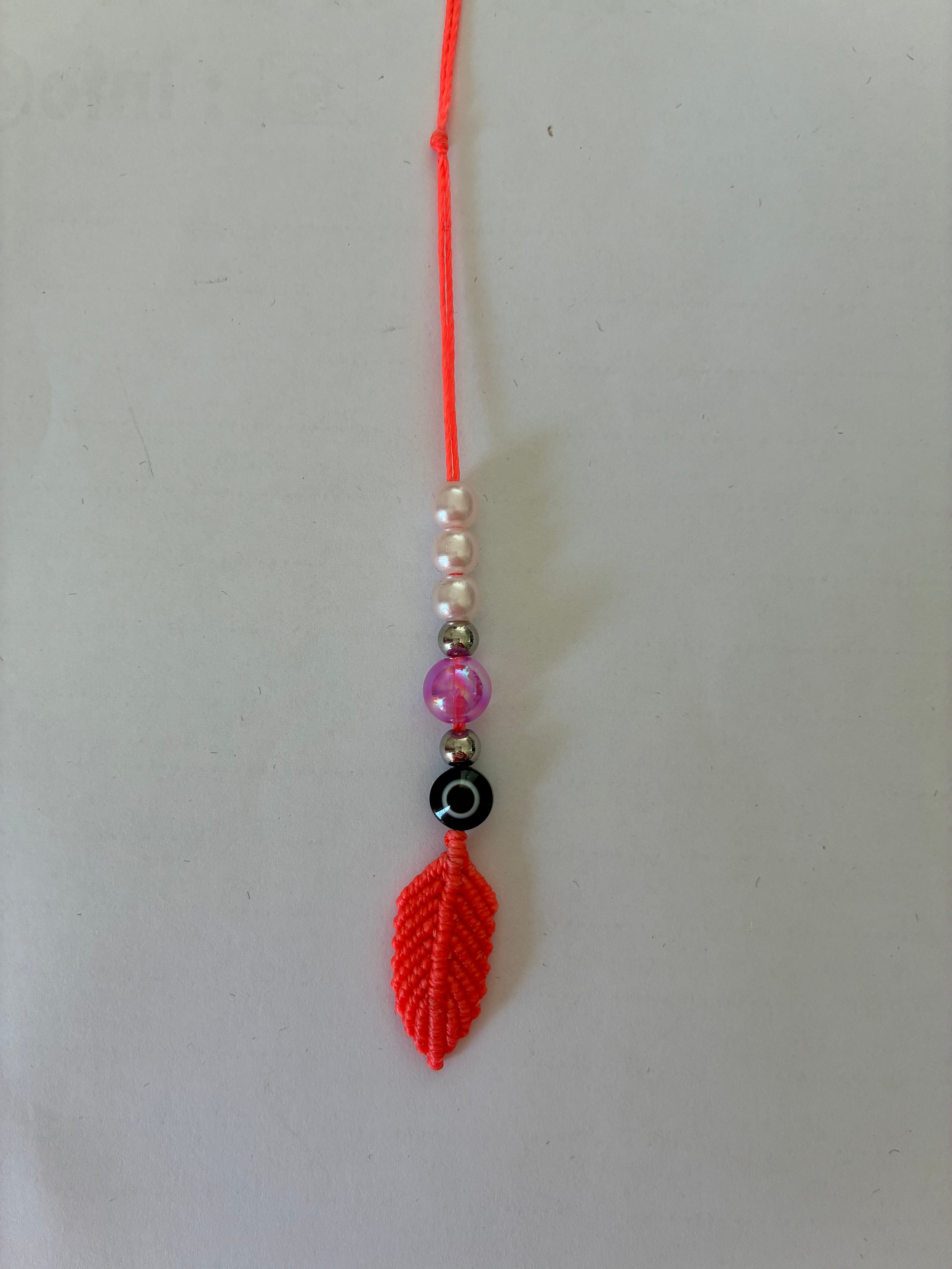 Bijoux téléphone ou marque page en macramé
